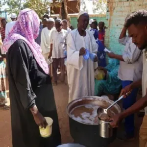 الجوع يتفشى.. ورق الأشجار طعام السودانيين