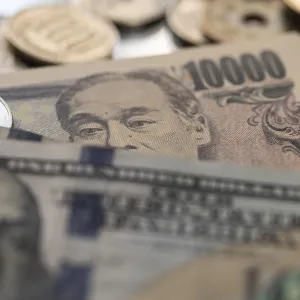 اليابان تؤكد أول تدخل في سوق العملة منذ 2022