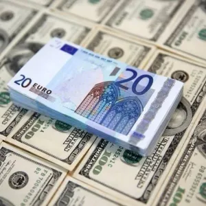 الدولار يسجل أدنى مستوى في شهر مقابل اليورو قبل صدور بيانات التضخم الأمريكية