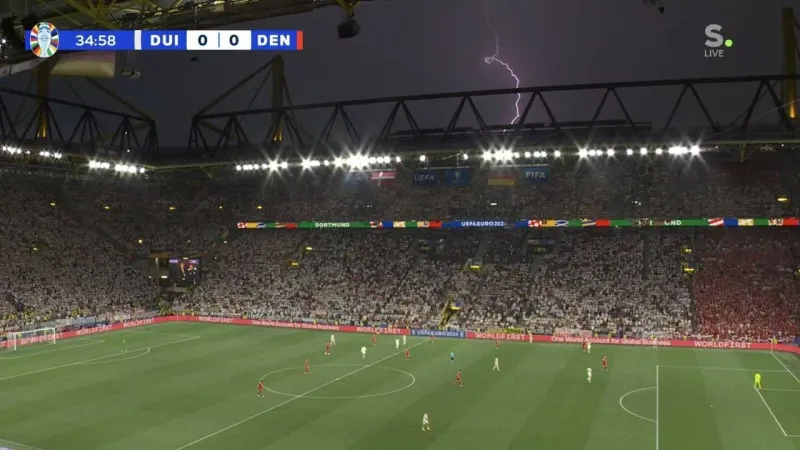 توقف مباراة ألمانيا والدنمارك بسبب الأمطار الغزيرة والبرق