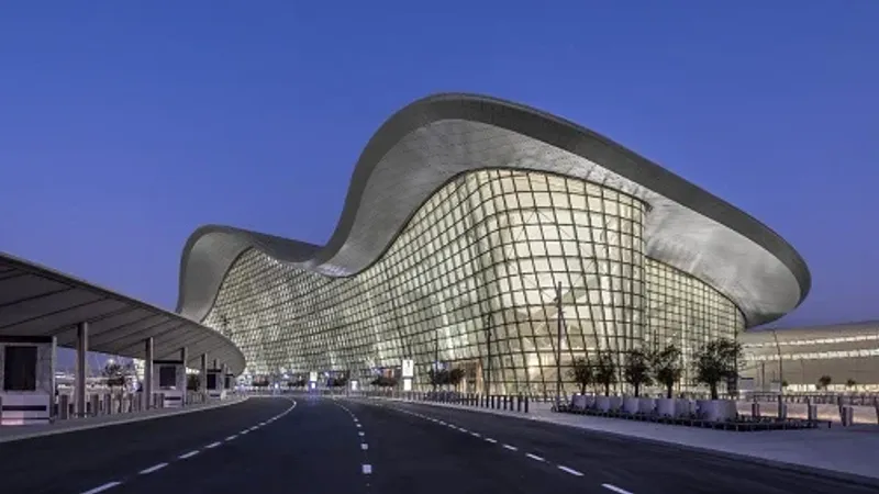 مطار زايد الدولي يؤكد العمل بكامل طاقته رغم الأحوال الجوية الصعبة