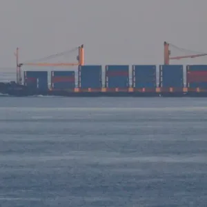 مشاهد لاستهداف الحوثيين سفينة بالبحر الأحمر وقصف أميركي يستهدف الحديدة