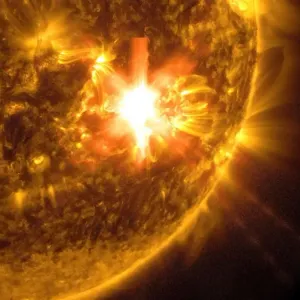 "نار ملتهبة".. ناسا تنشر صورة مذهلة للعاصفة الشمسية