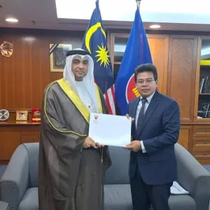 مدير المراسم بوزارة خارجية ماليزيا يتسلم نسخة من أوراق اعتماد سفيرنا لدى ماليزيا