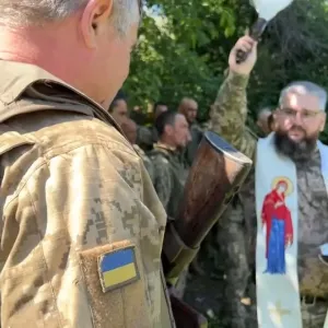شاهد: جنود أوكرانيون يحتفلون بعيد الفصح على جبهة القتال في دونيتسك