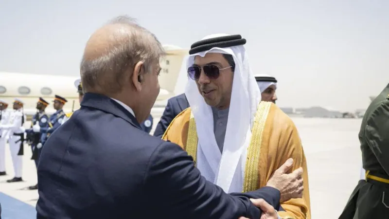 فيديو | استقبله منصور بن زايد.. رئيس وزراء باكستان يصل الإمارات