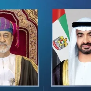 رئيس الدولة في مقدمة مستقبليه .. سلطان عمان يصل الإمارات في زيارة دولة