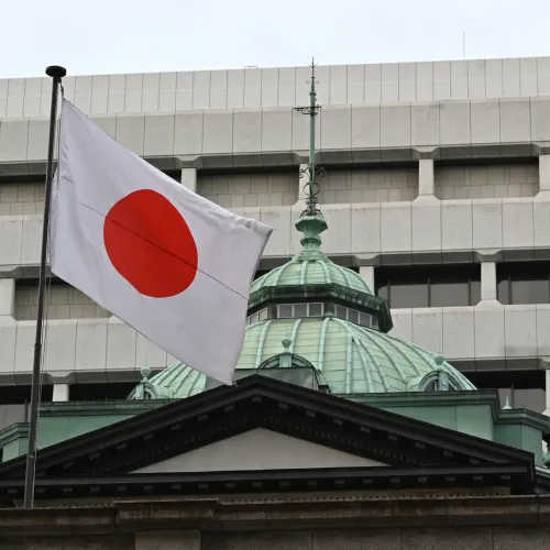 بنك اليابان يثبت معدل الفائدة ويرفع توقعات التضخم