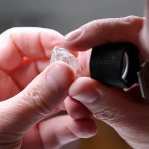 بريق الماس الطبيعي يخبو.. والمختبرات تهزّ العملاقة «دي بيرز»