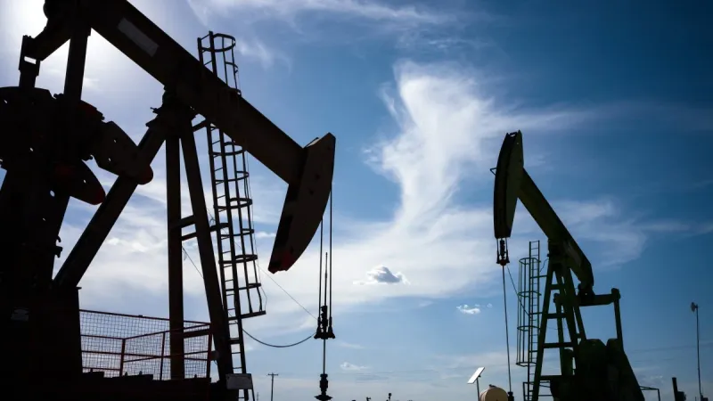 أسعار النفط تسجل مكاسب شهرية خلال تعاملات يونيو