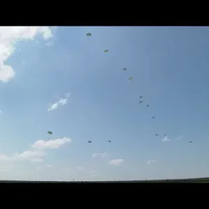 مئات المظليين يقفزون من الطائرات إلى منطقة الهبوط التاريخية في الذكرى الـ 80 لإنزال النورماندي