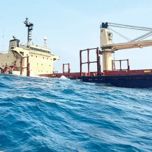 تسرب المياه إلى سفينة تجارية قبالة سواحل اليمن