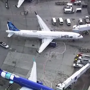 بالفيديو.. حادث لطائرتين تابعتين لشركة "JetBlue" في مطار بوسطن الأمريكية