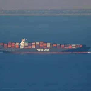 الشحن البحري يعاني من زيادة رسوم المخاطر وهجمات البحر الأحمر