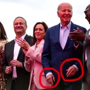 شاهد: حركة يدي الرئيس الأمريكي بجانب نائبته كامالا هاريس تثير تفاعلا