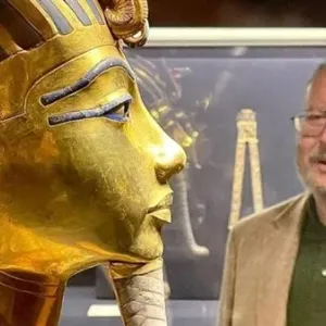 ملك مصر السابق أحمد فؤاد الثاني يزور المتحف المصري الكبير