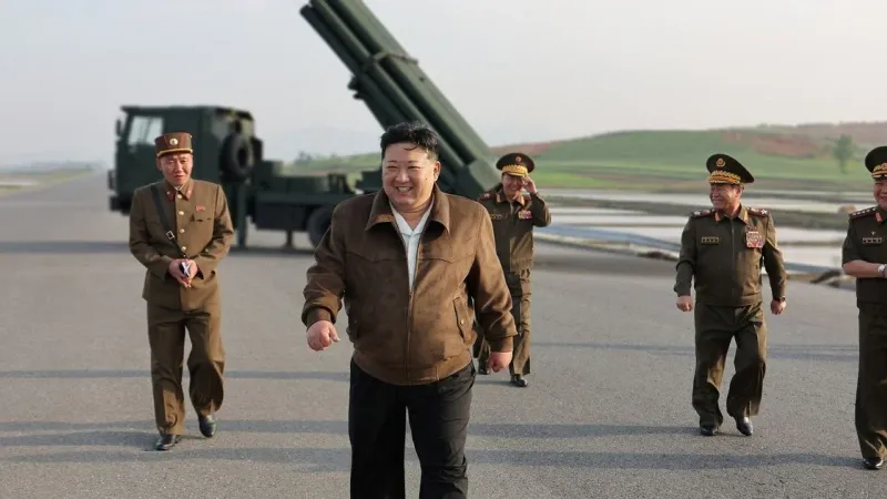 زعيم كوريا الشمالية يأمر بتعزيز القوة النووية ويشرف على تجربة صاروخية