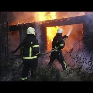 حريق في منطقة سكنية بخاركيف إثر غارة روسية على أوكرانيا