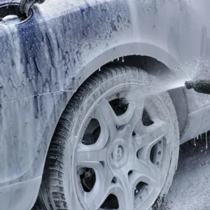 متى يجب عليك غسل ملح الطريق عن سيارتك في فصل الشتاء؟