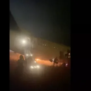 شاهد: اشتعال النيران بطائرة بوينغ 737 وانزلاقها عن المدرج في مطار دكار