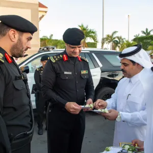إمارة مكة توزع هدايا معايدة على عدد من رجال الأمن تقديرا لهم