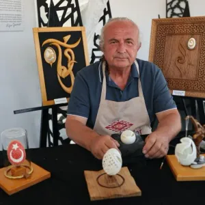 بصبر وإتقان.. فنان تركي يحول قشور البيض إلى تحف فنية