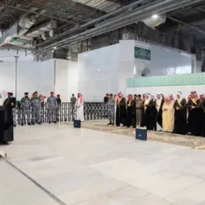 سعود بن مشعل يؤدي صلاة الميت على الدكتور عبدالله المعطاني
