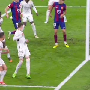 هل تجاوزت الكرة خط المرمى؟.. لقطة مثيرة للجدل في لقاء ريال مدريد وبرشلونة (فيديو)
