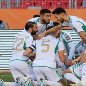 فيديو للاعبي المنتخب الجزائري وهم يحملون الوسادات يثير جدلا واسعا