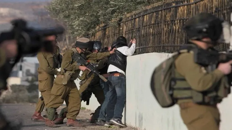 قوات الاحتلال تعتقل (15) فلسطينيا من الضفة وارتفاع عدد المعتقلين إلى (8495) معتقلا