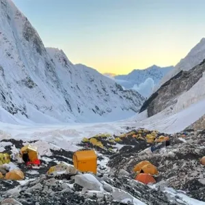 نيبال تلزم متسلقي جبال إيفرست بإعادة نفاياتهم
