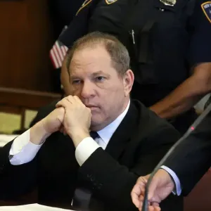 محكمة بنيويورك تسقط إدانة قطب هوليوود واينستين بالاغتصاب.. ومدعية تتوعد