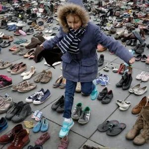 ناشطون يضعون 15 ألف حذاء طفل أمام مقر شركة بوكينغ بأمستردام، تعبيرا عن تضامنهم مع الأطفال الذين استشهدوا في غزة.