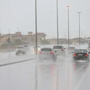 مع دعوات إلى الحذر وتجنب الأودية ومجاري السيول.. هطول أمطار غزيرة إلى متوسطة في الإمارات