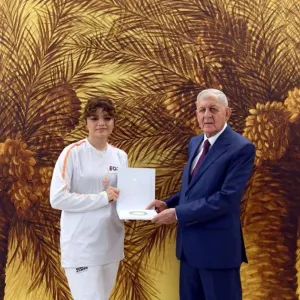 الرئيس العراقي يستقبل حاملة شعلة الأولمبياد