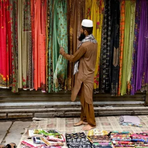 سوق الملابس في باكستان