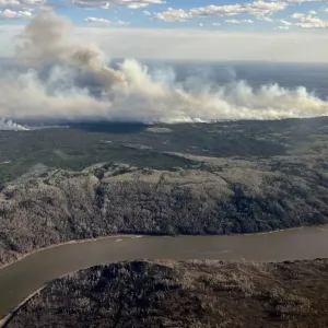 إجلاء الآلاف عن منازلهم في كندا بعد انتشار حرائق الغابات في غرب البلاد