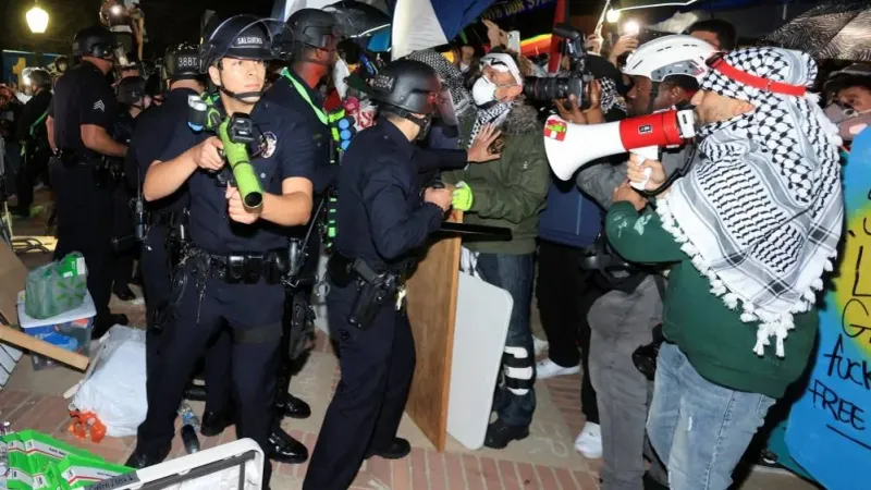 الشرطة الأمريكية تقتحم جامعة كاليفورنيا لفض الاعتصامات المؤيدة لغزة