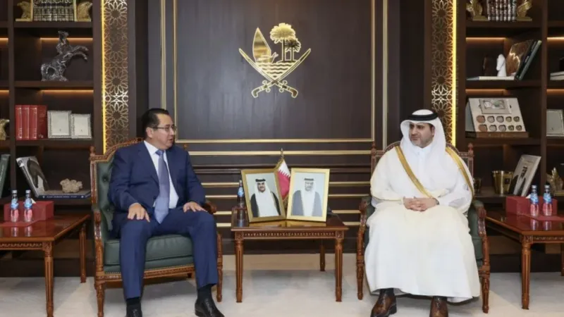 محافظ مصرف قطر المركزي يجتمع مع سفير كازاخستان