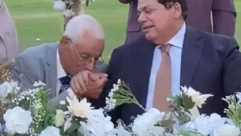 شاهد.. طبيب "مصري" شهير يقبل يد رجل أعمال في حفل عقد قران ابنته يشعل الجدل في مصر