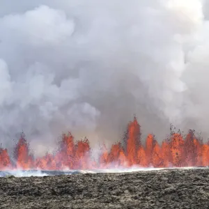 فيديو. حمم متوهجة تتدفق من بركان في مدينة غريندافيك في أيسلندا