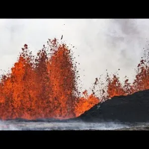 ثوران بركاني ضخم في أيسلندا وتصاعد للدخان مع تدفق الحمم البركانية