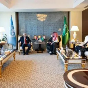 وزير الاقتصاد السعودي يبحث مع نظيره العماني مجالات التعاون بين البلدين
