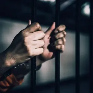 حبس وتغريم ثلاثة متهمين بحرينيين ومصادرة القارب وذلك لممارستهم الصيد التجاري دون ترخيص