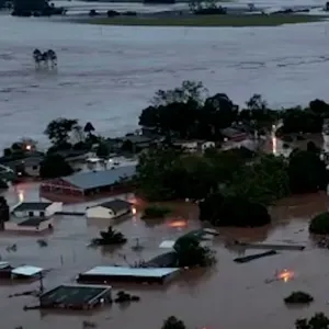 - لقطات التقطتها طائرة بدون طيار لفيضانات غزيرة أقصى جنوب البرازيل، أسفرت عن مقتل 31 شخصاً، وفقًا للسلطات المحلية  - لا يزال أكثر من 70 شخصا في عداد ا...