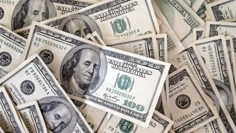 الدولار يهبط عالميا قبيل صدور بيان اجتماع الفيدرالي الأمريكي