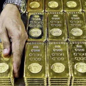 أسعار الذهب عالميا تتخطى الـ2400 دولار.. هل يستمر الارتفاع؟