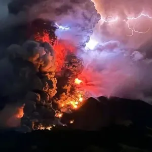 بالصور: بركان ثائر في إندونيسيا يهجر سكان جزيرة بأكملها