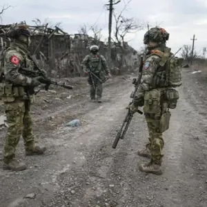الدفاع الروسية: 9 مظليين من القوات الأوكرانية استسلموا للجيش الروسي على محور أفدييفكا