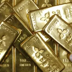 الذهب يتجاوز 2350 دولاراً للأونصة.. والعملة الأمريكية تواصل الانخفاض